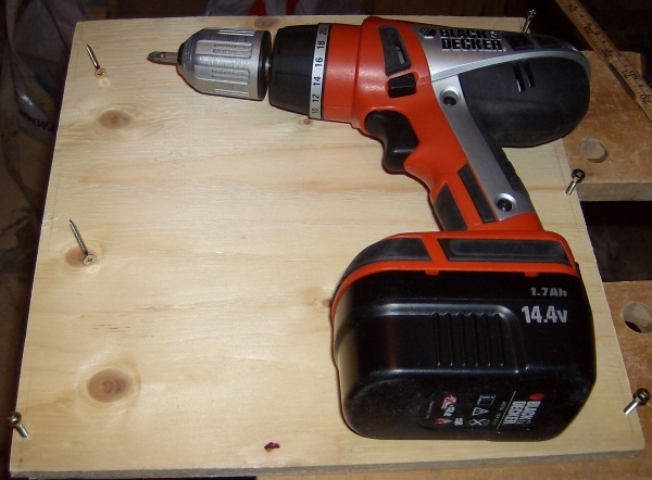 cajon_04_use_of_screwdriver.jpg, 86kB